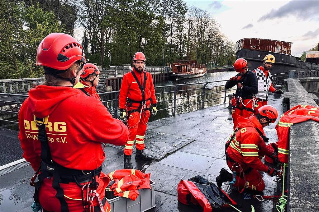 Gemeinsame Großübung von Feuerwehr Waltrop, DLRG und THW am Alten Schiffshebewerk in Henrichenburg.