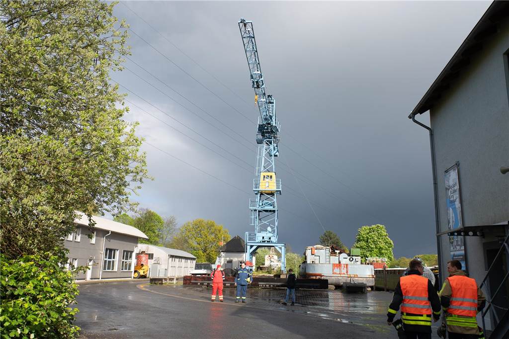 Gemeinsame Großübung von Feuerwehr Waltrop, DLRG und THW am Alten Schiffshebewerk in Henrichenburg.