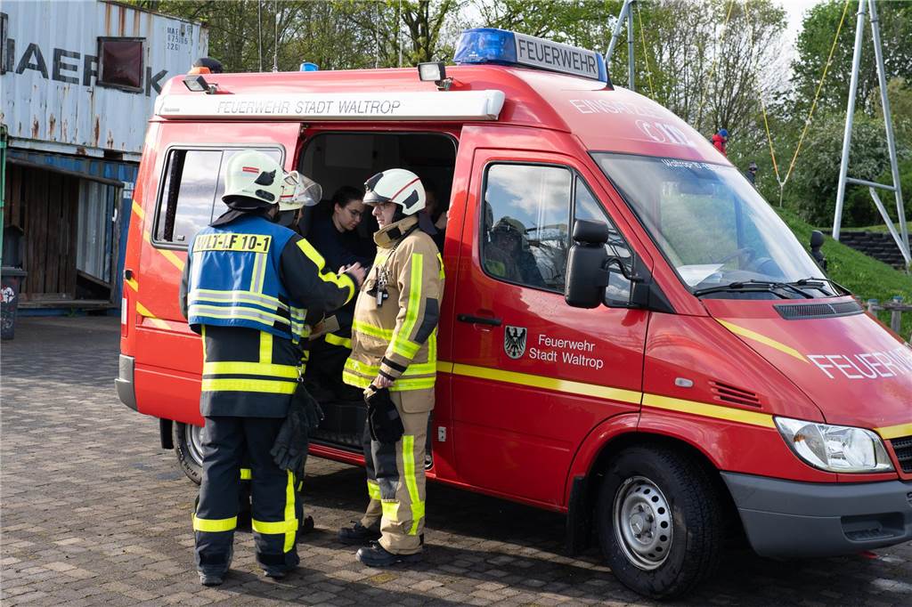 Gemeinsame Großübung von Feuerwehr Waltrop, DLRG und THW am Alten Schiffshebewerk in Henrichenburg.