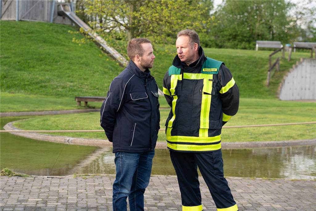 Gemeinsame Großübung von Feuerwehr Waltrop, DLRG und THW am Alten Schiffshebewerk in Henrichenburg.