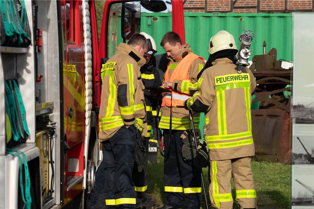 Gemeinsame Großübung von Feuerwehr Waltrop, DLRG und THW am Alten Schiffshebewerk in Henrichenburg.