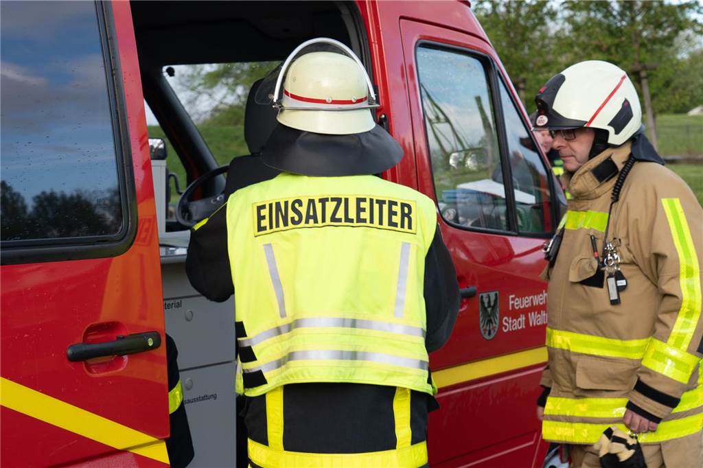 Gemeinsame Großübung von Feuerwehr Waltrop, DLRG und THW am Alten Schiffshebewerk in Henrichenburg.