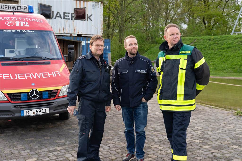 Gemeinsame Großübung von Feuerwehr Waltrop, DLRG und THW am Alten Schiffshebewerk in Henrichenburg.