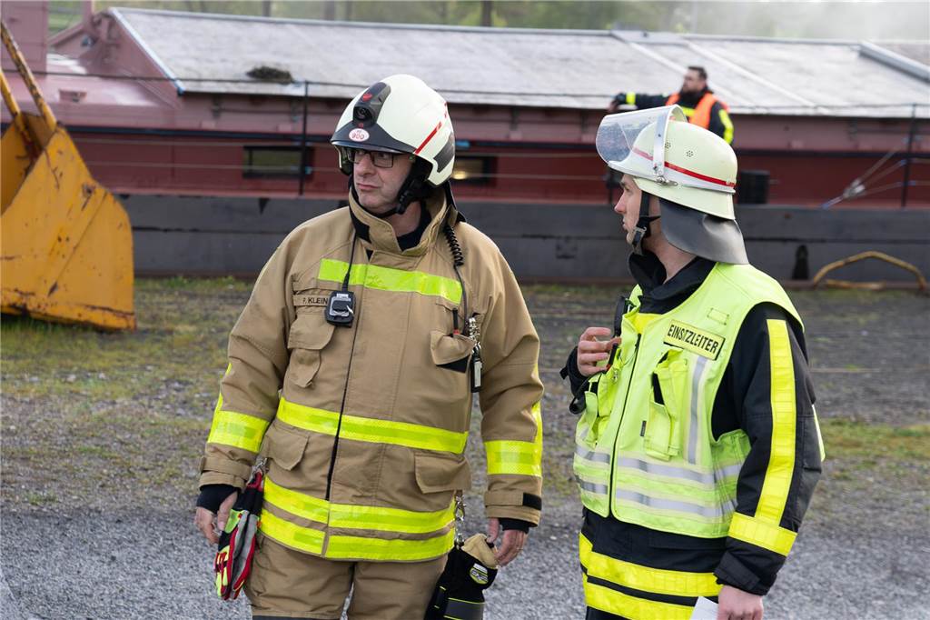 Gemeinsame Großübung von Feuerwehr Waltrop, DLRG und THW am Alten Schiffshebewerk in Henrichenburg.