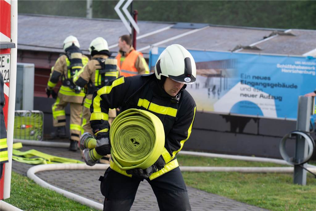 Gemeinsame Großübung von Feuerwehr Waltrop, DLRG und THW am Alten Schiffshebewerk in Henrichenburg.