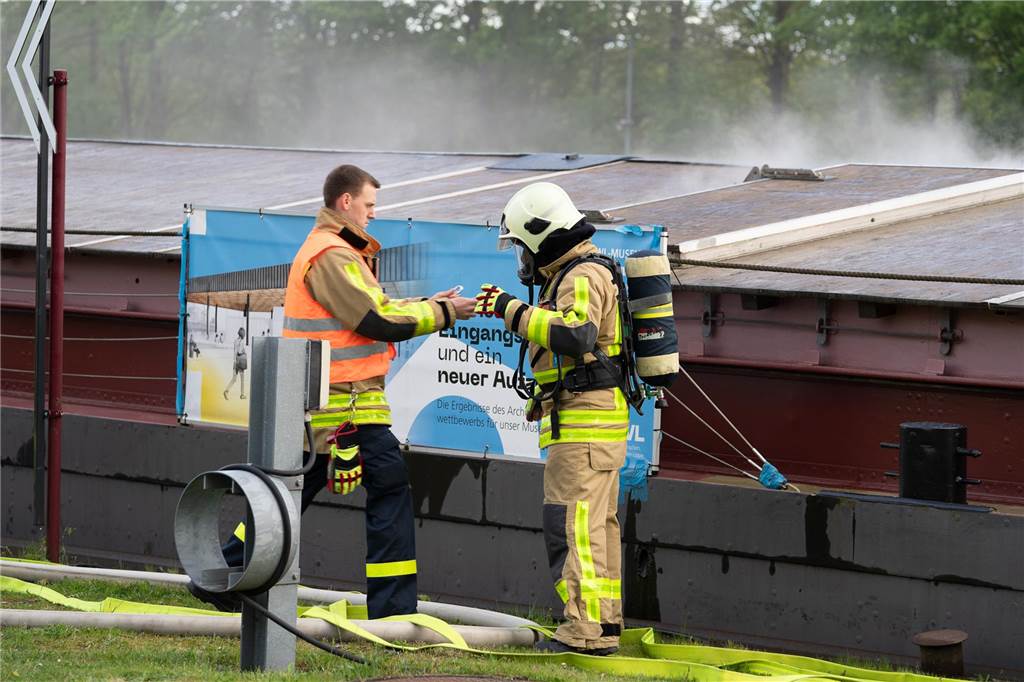Gemeinsame Großübung von Feuerwehr Waltrop, DLRG und THW am Alten Schiffshebewerk in Henrichenburg.