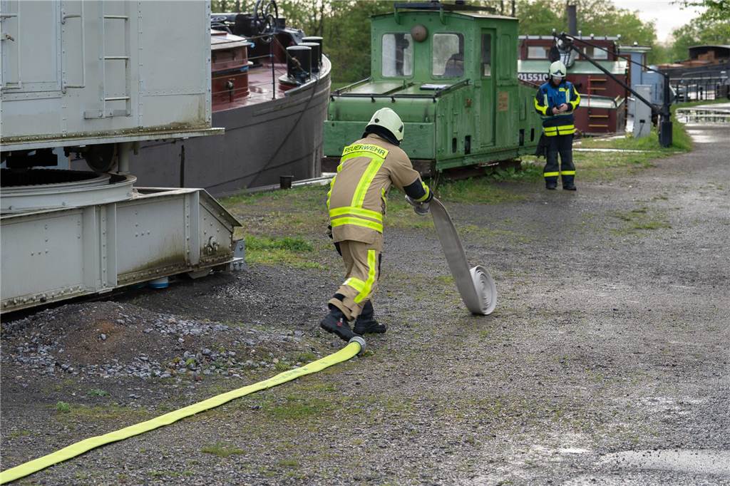 Gemeinsame Großübung von Feuerwehr Waltrop, DLRG und THW am Alten Schiffshebewerk in Henrichenburg.