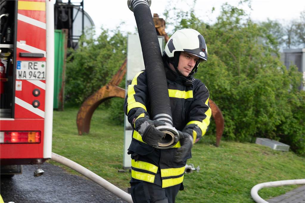 Gemeinsame Großübung von Feuerwehr Waltrop, DLRG und THW am Alten Schiffshebewerk in Henrichenburg.