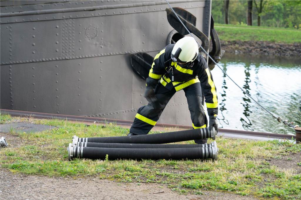 Gemeinsame Großübung von Feuerwehr Waltrop, DLRG und THW am Alten Schiffshebewerk in Henrichenburg.