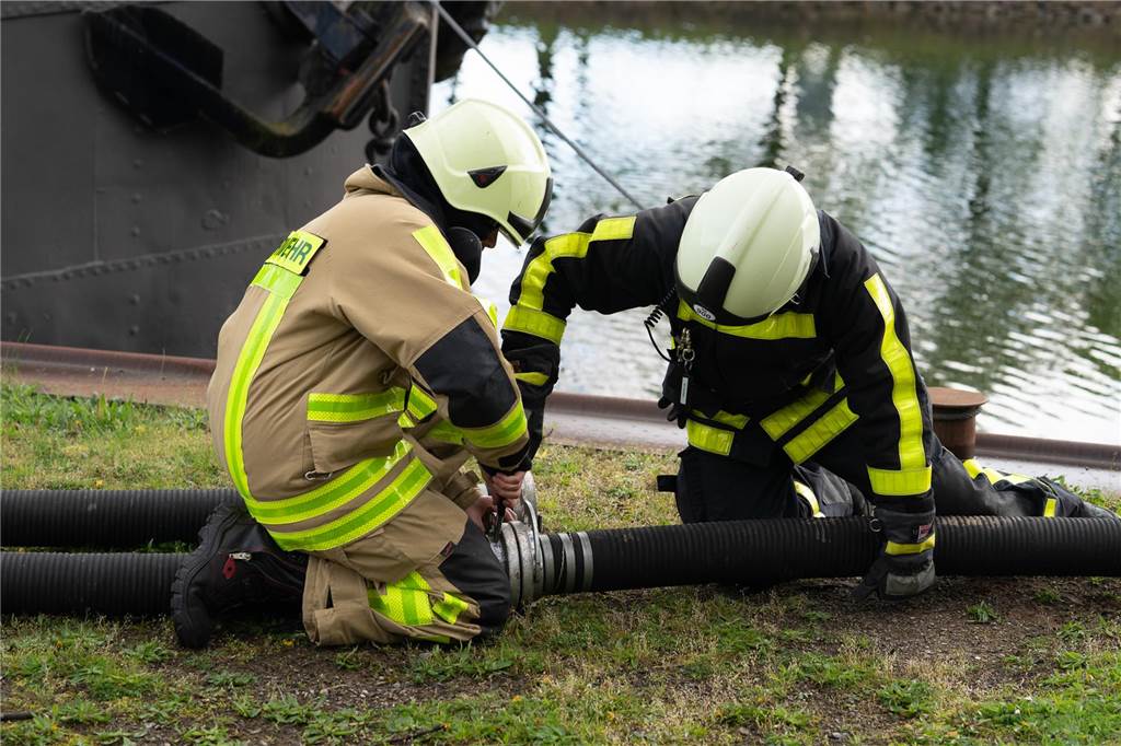 Gemeinsame Großübung von Feuerwehr Waltrop, DLRG und THW am Alten Schiffshebewerk in Henrichenburg.
