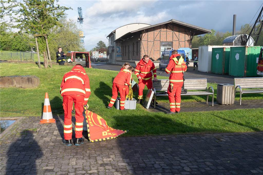 Gemeinsame Großübung von Feuerwehr Waltrop, DLRG und THW am Alten Schiffshebewerk in Henrichenburg.