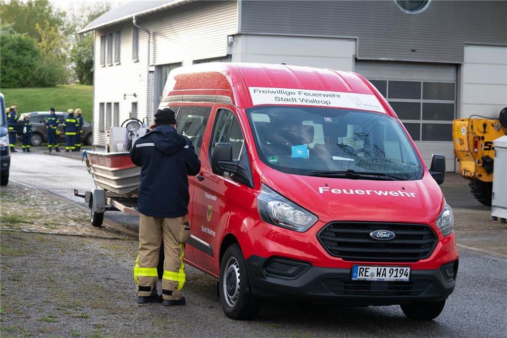 Gemeinsame Großübung von Feuerwehr Waltrop, DLRG und THW am Alten Schiffshebewerk in Henrichenburg.