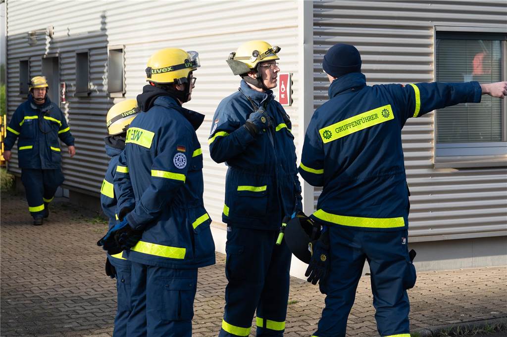 Gemeinsame Großübung von Feuerwehr Waltrop, DLRG und THW am Alten Schiffshebewerk in Henrichenburg.
