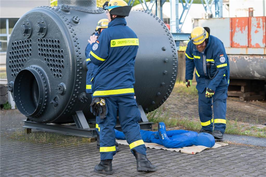 Gemeinsame Großübung von Feuerwehr Waltrop, DLRG und THW am Alten Schiffshebewerk in Henrichenburg.
