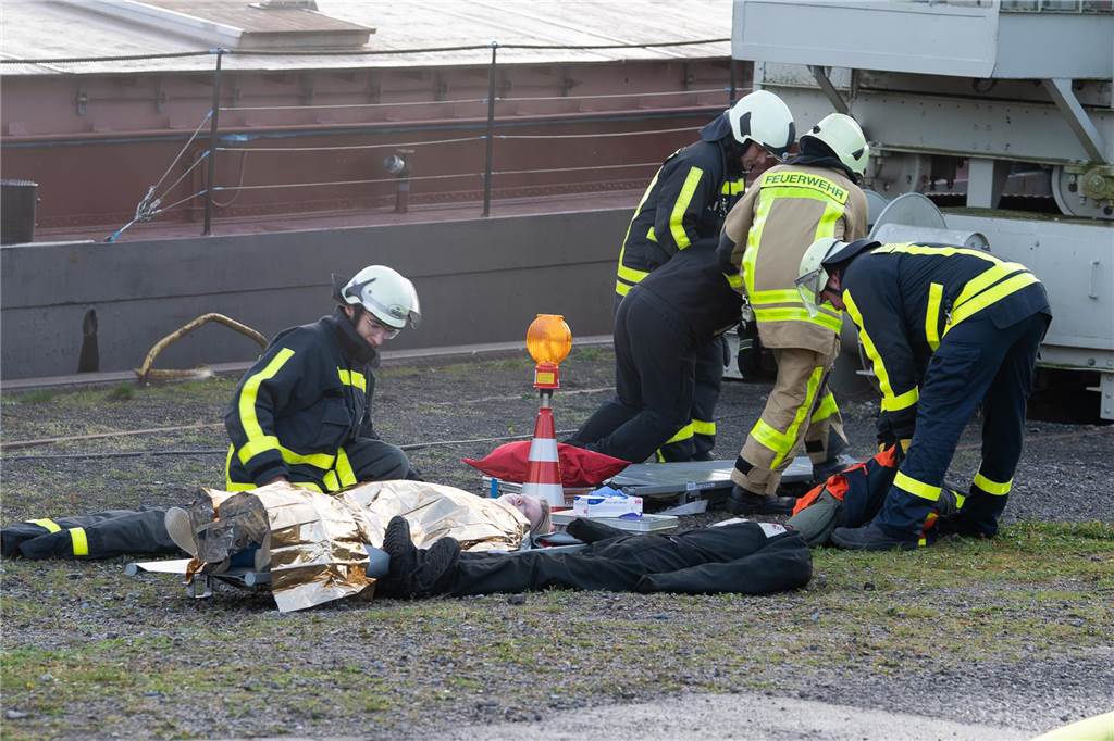 Gemeinsame Großübung von Feuerwehr Waltrop, DLRG und THW am Alten Schiffshebewerk in Henrichenburg.