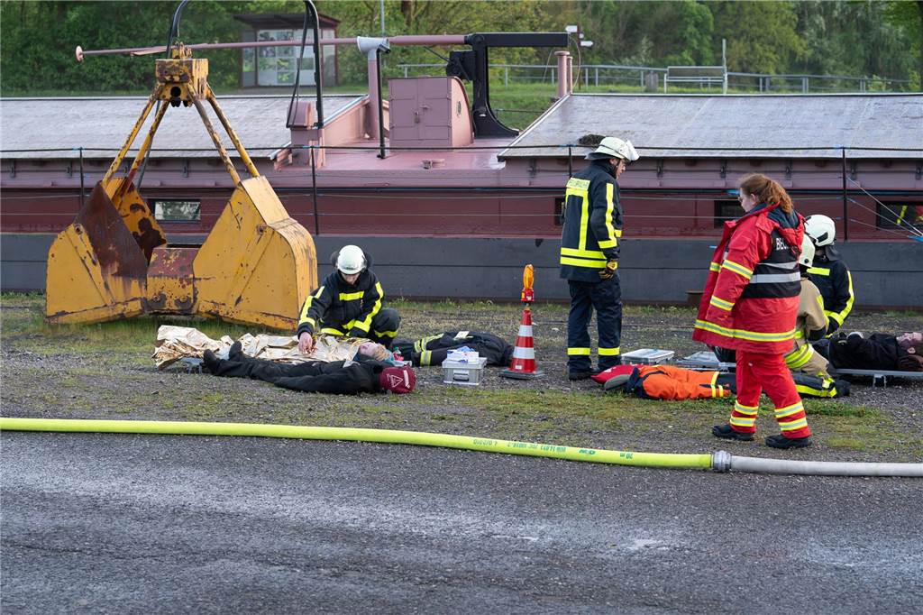 Gemeinsame Großübung von Feuerwehr Waltrop, DLRG und THW am Alten Schiffshebewerk in Henrichenburg.