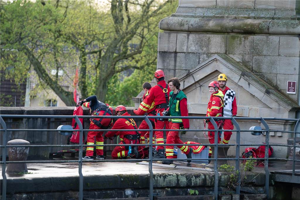 Gemeinsame Großübung von Feuerwehr Waltrop, DLRG und THW am Alten Schiffshebewerk in Henrichenburg.