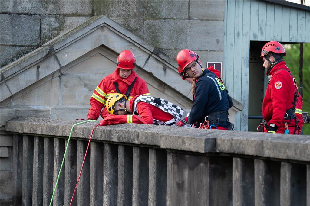 Gemeinsame Großübung von Feuerwehr Waltrop, DLRG und THW am Alten Schiffshebewerk in Henrichenburg.