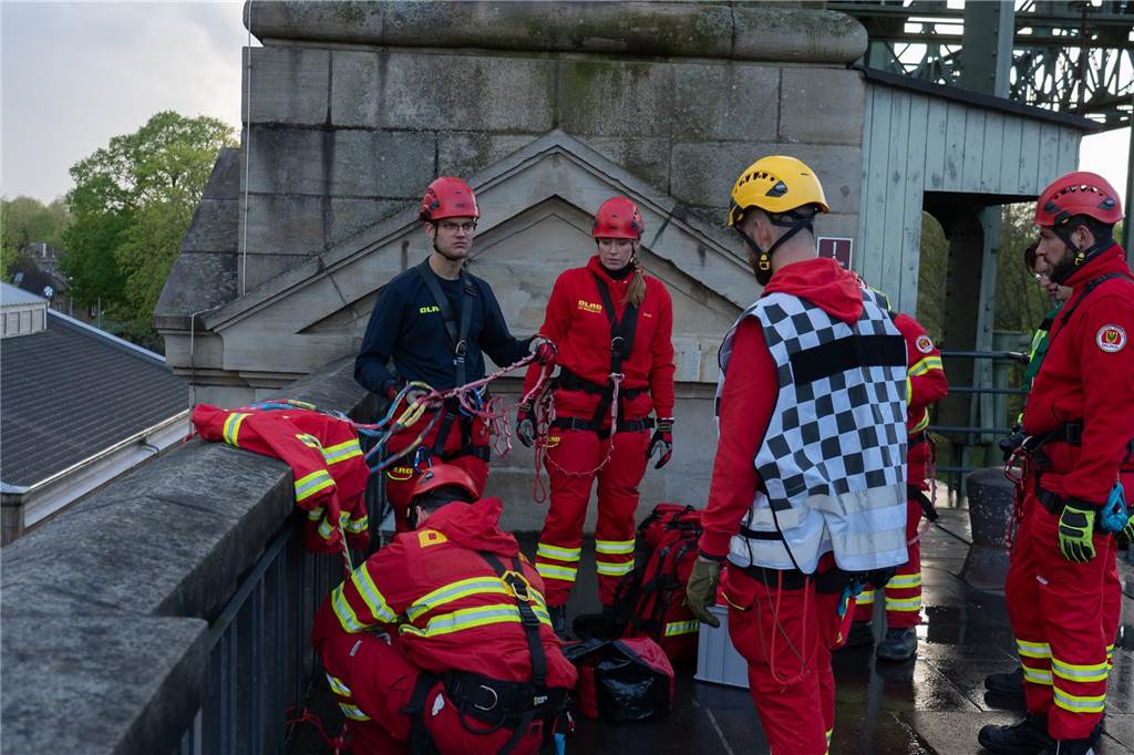Gemeinsame Großübung von Feuerwehr Waltrop, DLRG und THW am Alten Schiffshebewerk in Henrichenburg.