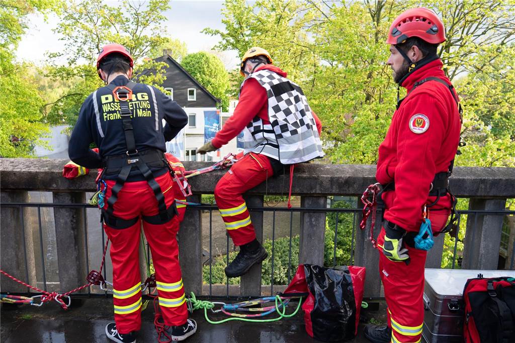 Gemeinsame Großübung von Feuerwehr Waltrop, DLRG und THW am Alten Schiffshebewerk in Henrichenburg.