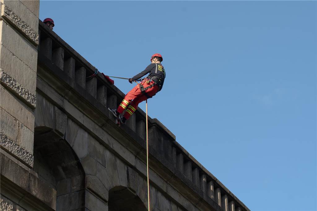 Gemeinsame Großübung von Feuerwehr Waltrop, DLRG und THW am Alten Schiffshebewerk in Henrichenburg.
