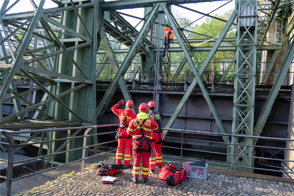Gemeinsame Großübung von Feuerwehr Waltrop, DLRG und THW am Alten Schiffshebewerk in Henrichenburg.