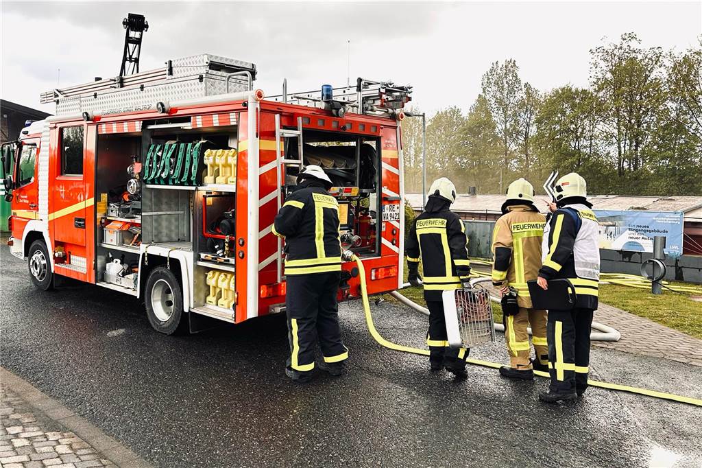 Gemeinsame Großübung von Feuerwehr Waltrop, DLRG und THW am Alten Schiffshebewerk in Henrichenburg.
