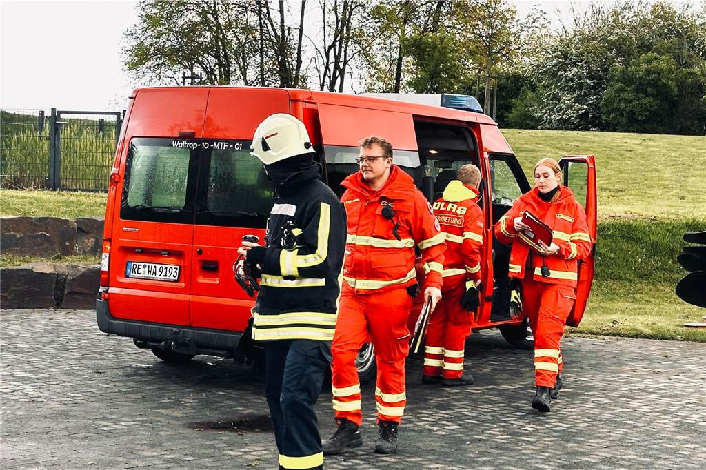 Gemeinsame Großübung von Feuerwehr Waltrop, DLRG und THW am Alten Schiffshebewerk in Henrichenburg.