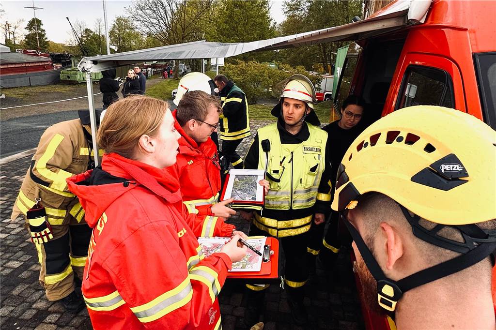 Gemeinsame Großübung von Feuerwehr Waltrop, DLRG und THW am Alten Schiffshebewerk in Henrichenburg.