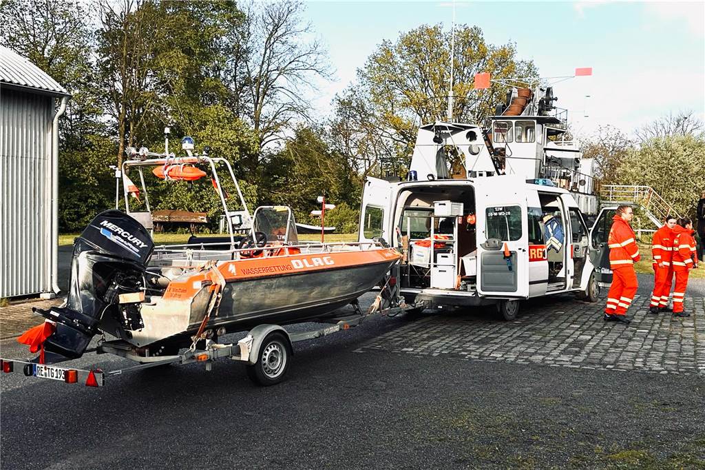 Gemeinsame Großübung von Feuerwehr Waltrop, DLRG und THW am Alten Schiffshebewerk in Henrichenburg.