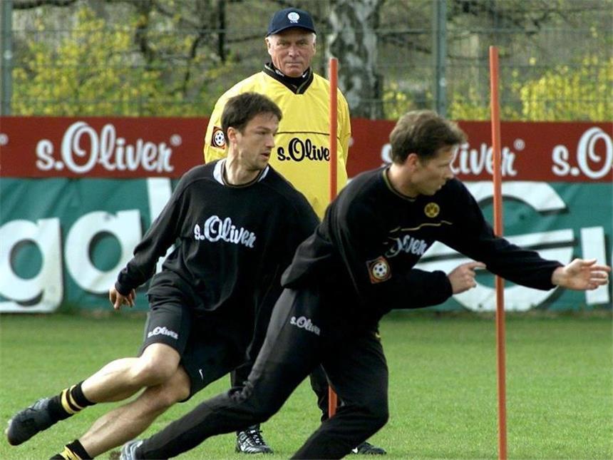Rehhagel, Berger, Frontzeck: Feuerwehrmänner gefragt Trainierlegende Udo Lattek (hinten) war auch Coach in Dortmund. Foto: Franz-Peter Tschauner