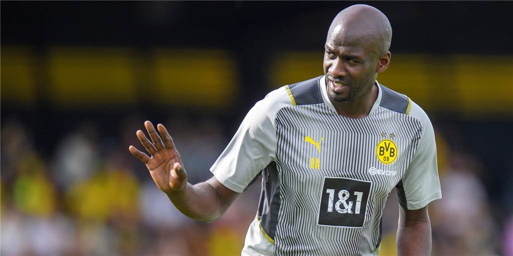 Toptalente-Trainer des BVB verlängert bis 2025: Das ist der Plan mit Otto Addo Otto Addo gibt Anweisungen.