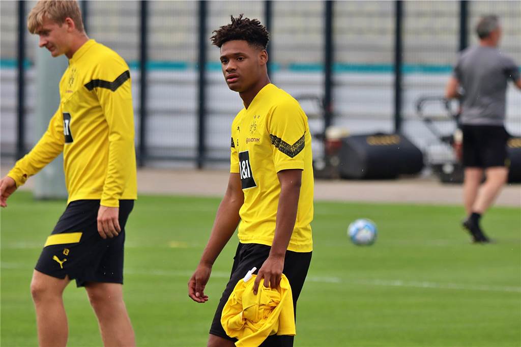 Zwei BVB-Profis beim Auftakt der U23 dabei: Zimmermann begrüßt Neuzugang und Überraschungsgast Julien Duranville schaut zur Seite.