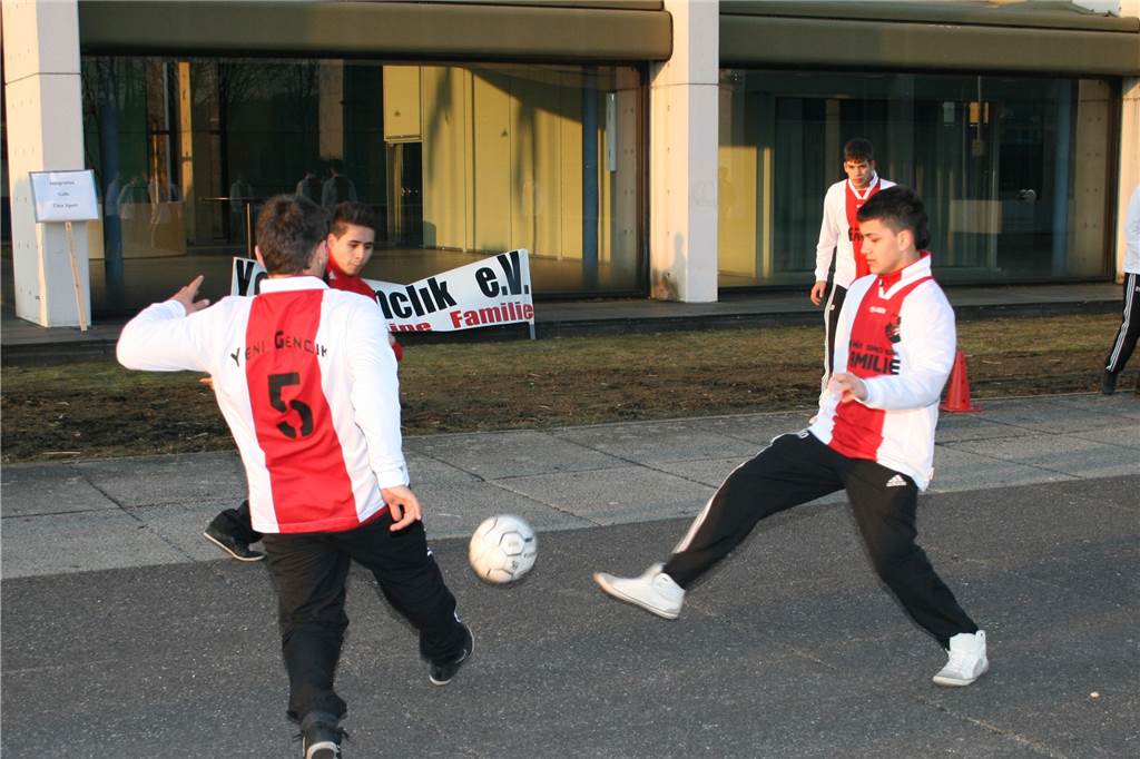 2011 stürmten Fußballer den Europaplatz mit einer Montagsdemo Trainierten 2011 demonstrativ auf dem Europaplatz warm: die Nachwuchskicker des SV Yeni Genclik.