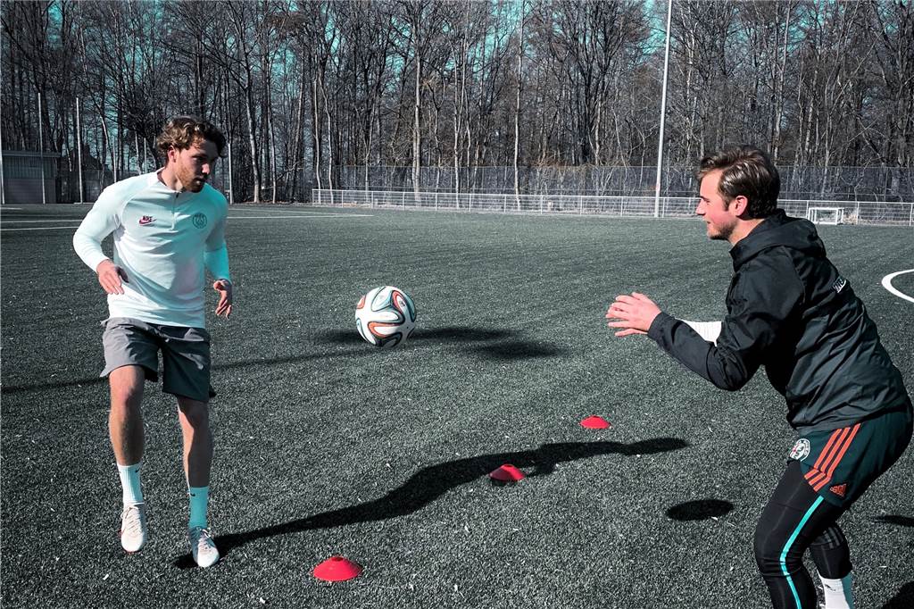 Dortmunder Trainer hat bereits für Real Madrid und Paris St. Germain gearbeitet - mit nur 26 Jahren Trainierten die vergangenen Wochen gemeinsam: Tim Blaga (r.) und Fußballprofi Sören Dieckmann.