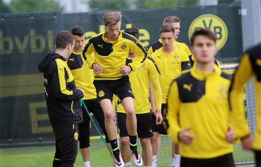 Die BVB-U19 fiebert dem Endspiel entgegen Training der BVB-U19 in Brackel am 25. Mai.