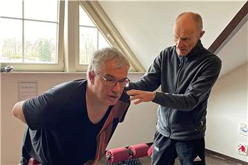 Training für einen starken Rücken: Sportredakteur Stefan Hoof und Gesundheitscoach Bernd Meyer.