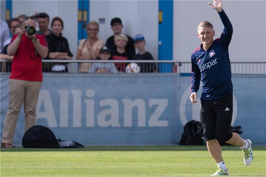 „Servus Basti“: Fans verabschieden ihren „Fußball-Gott“ Training für sein Abschiedsspiel in München: Bastian Schweinsteiger. Foto: Sven Hoppe