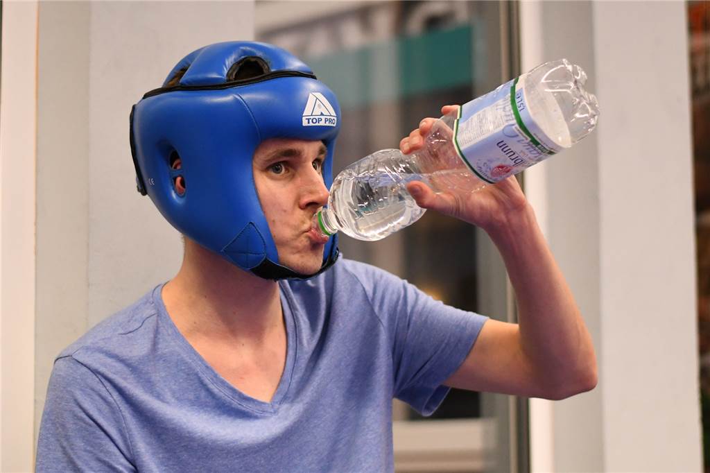 So schmerzhaft war das Training bei Tan Gun Sports für unseren Redakteur Patrick Schröer Training macht durstig.