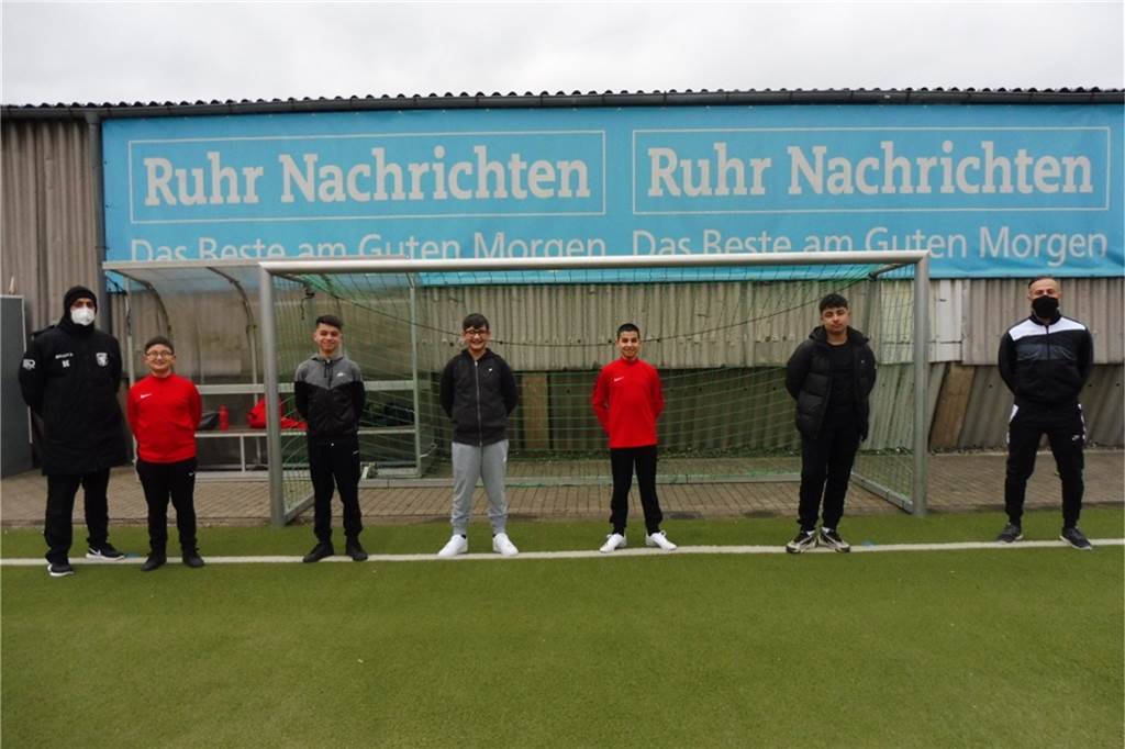 Lüner SV stellt neue Mannschaft vor – Verein feilt noch am Spielerkader Training mit Abstand - hier praktiziert von Trainer Bülent Erdogan, Yigit Culhalik, Emer Sariman, Samih Calal, Melih Bakci. Diar Muhamed und Zayd Kalem (v.l.).