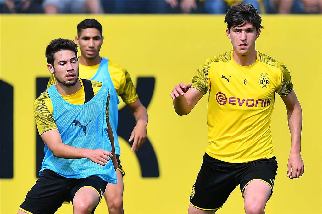 Leonardo Balerdi: Für den BVB zu schwach, in Argentinien Hoffnungsträger Training mit den BVB-Profis: Leonardo Balerdi (r.) muss sich langsam an das Niveau des Bundesliga-Kaders heranarbeiten.
