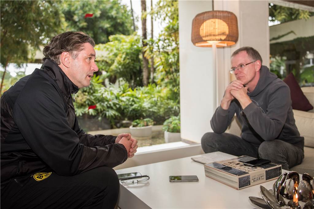 BVB-Legende Michael Zorc geht von Bord: Aufrecht durchs große Tor Trainingslager in Marbella im Januar 2018: Michael Zorc (l.) im Gespräch mit BVB-Reporter Dirk Krampe.