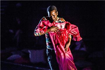 Trajal Harrell tanzt in seiner Choreografie „Caen amour“ zu Popmusik. Foto: Harrell