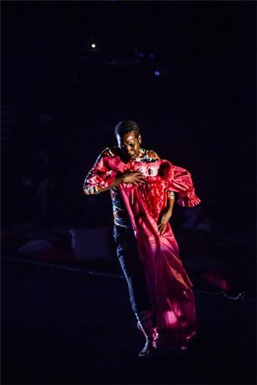 Trajal Harrell tanzt zu Popmusik in seinem Stück "Caen Amour".