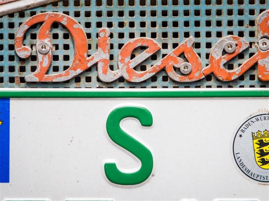 Gericht prüft mögliches Dieselverbot Traktor in Stuttgart mit Diesel-Schild: In mehreren Städten Deutschlands drohen Fahrverbote für gewisse Dieselfahrzeuge. Foto: Christoph Schmidt