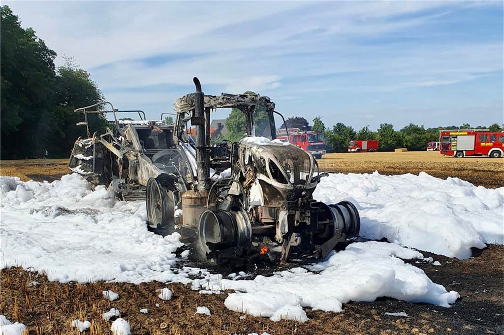 Traktor und Ballenpresse brannten vollständig aus.