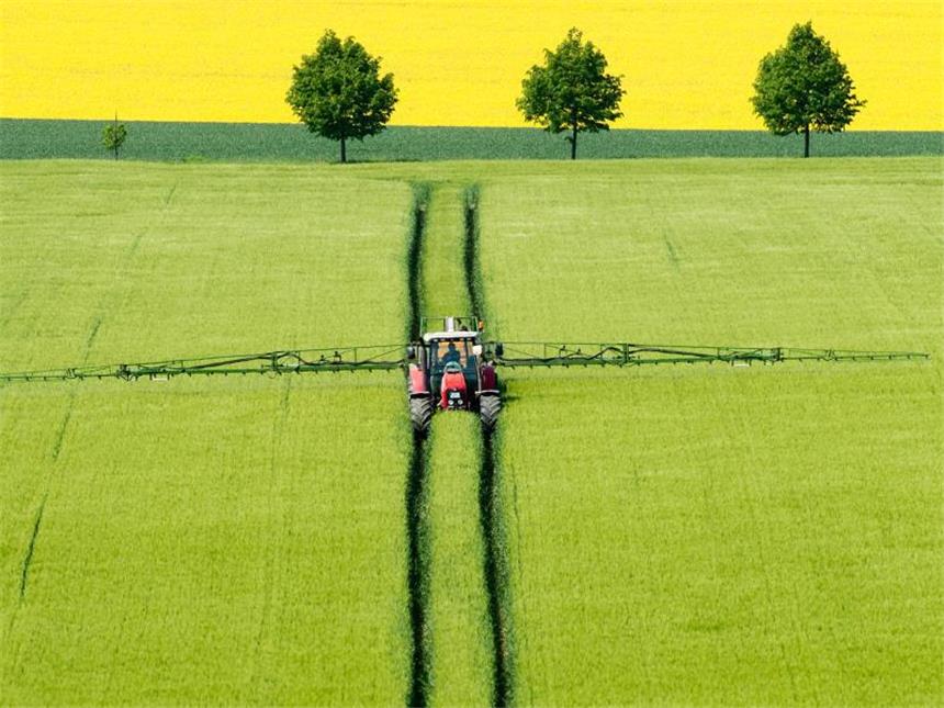 Schärfere Auflagen für Pestizid Glyphosat in Europa Traktor versprüht Pflanzenschutzmittel. Die EU führt schärfere Auflagen für den Unkrautkiller Glyphosat ein. Das Pestizid steht im Verdacht, Krebs zu erregen. Foto: Julian Stratenschulte