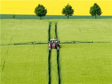 Traktor versprüht Pflanzenschutzmittel. Die EU führt schärfere Auflagen für den Unkrautkiller Glyphosat ein. Das Pestizid steht im Verdacht, Krebs zu erregen. Foto: Julian Stratenschulte