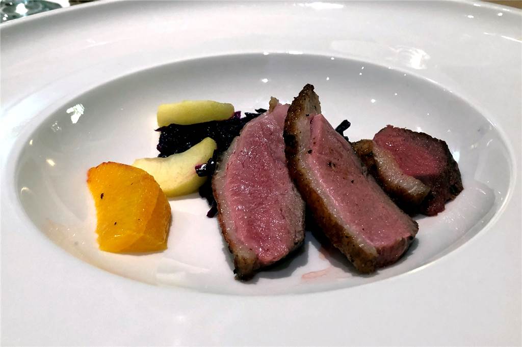 Hotel Hermannshöhe liefert ein leckeres Rundum-sorglos-Paket für den Frühling Tranchen von rosa gebratener Entenbrust harmonieren mit Apfelrotkohl.