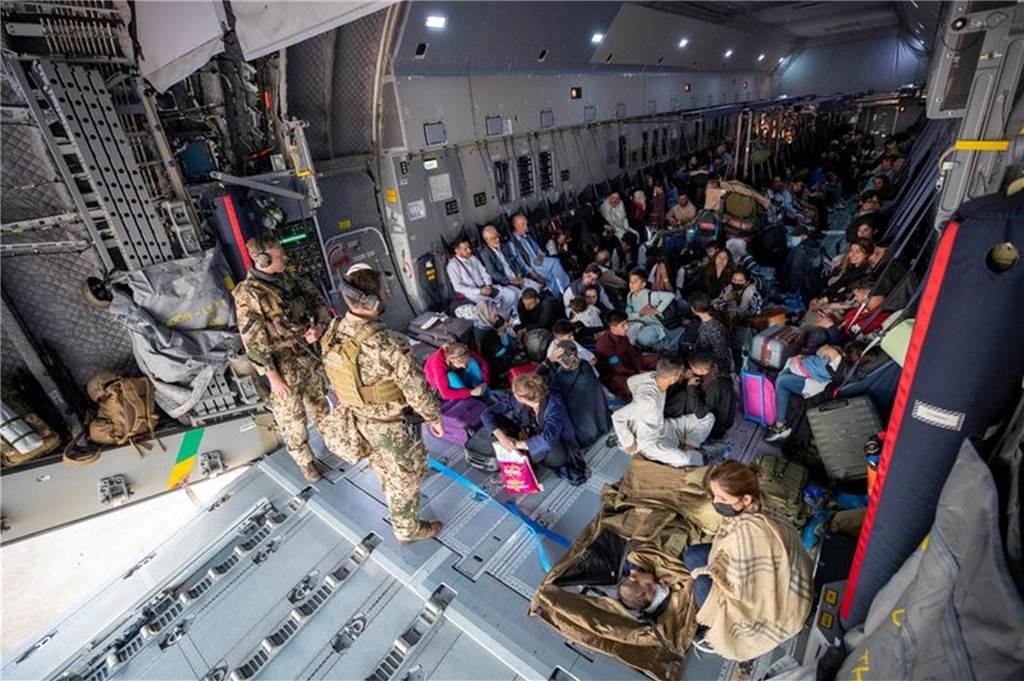 Hunderte Menschen evakuiert: „Die Welt muss den afghanischen Leuten helfen“ Transportmaschine mit insgesamt 211 Bundesbürgern, afghanischen Ortskräften und weiteren Passagieren in Taschkent.